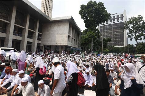 Foto Ribuan Massa Simpatik Penuhi Masjid Istiqlal Jakarta