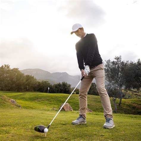 Homem Jogando Golfe No Campo O Taco Foto Gr Tis