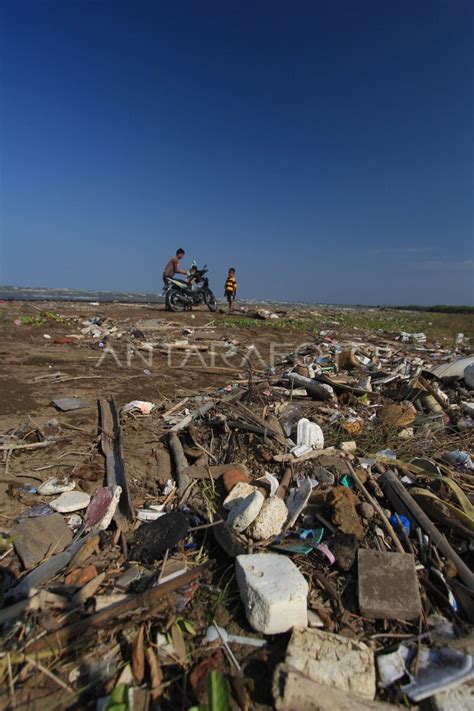 Sampah Menumpuk Di Pantai Antara Foto