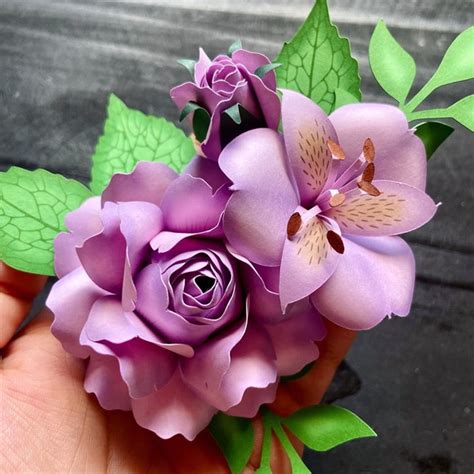 Arquivo de Corte Flores Realistas de Papel Rosa e Astromélia