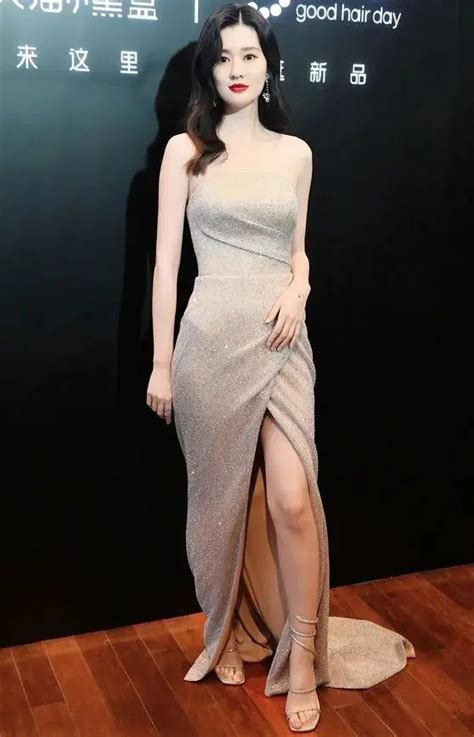 Qiao Xin Is Very Beautiful In A Flesh Colored Tube Top Dress Snow Skinned Jade Looks And Long