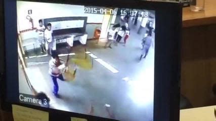 Vídeo Vídeo mostra momento em que homem invade escola no DF e tenta