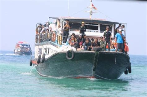 Libur Panjang Kapal Penyeberangan Muara Angke Kepulauan Seribu Ramai