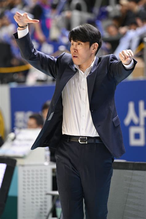 Wkbl Po 경기 후 위성우 우리은행 감독 “챔피언 결정전을 치른 느낌이다” 임근배 삼성생명 감독 “선수들은 수고했다”