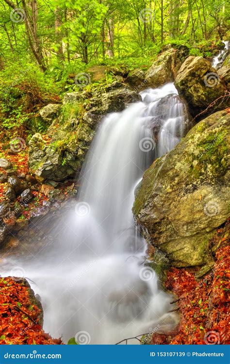 Paisaje Con La Cascada En La Montaña Imagen de archivo Imagen de