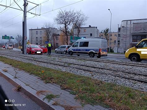 Wypadek w Toruniu Na ulicy Władysława Warneńczyka samochód wpadł na