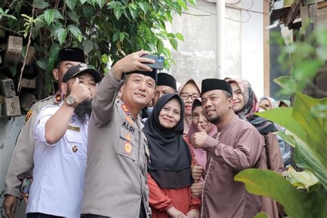 Blusukan Ramadan Kapolres Cimahi Serahkan Bantuan Untuk Warga Desa