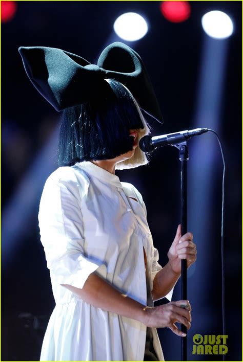 Sia Flawlessly Shows Off Her Voice With Her Song Alive Photo 3519945 Music Sia The