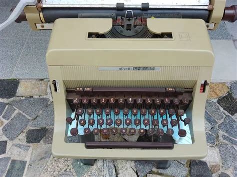 Maquina De Escrever Olivetti Antiga No Brasil