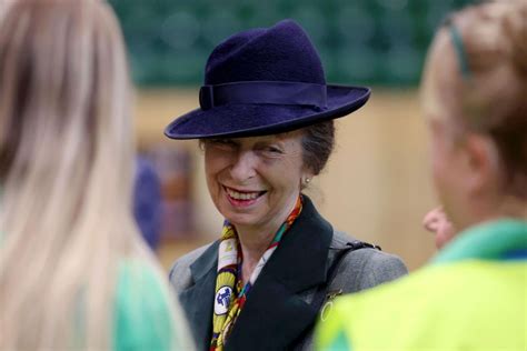 Une Beauté Sculpturale Une Photo Inédite De La Princesse Anne Jeune Dévoilée