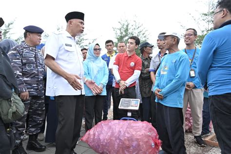 Di Kota Padang Nelayan Paling Banyak Kumpulkan Sampah Dapat Hadiah