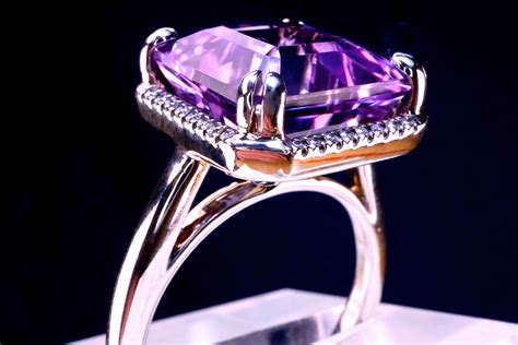 Bague en or blanc ornée d une Améthyste du Brésil violet rose royale