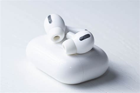 What is the difference between earbuds and in-ear headphones? - Croma ...