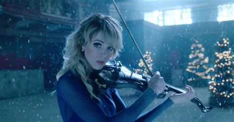 Violinist Lindsey Stirling Performs 'Carol Of The Bells' - Christian Music