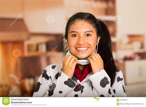 Portret Van Jong Meisje Met Huidprobleem Die Met Een Medisch Masker In