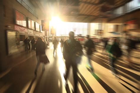 Orang Kabur Di Peron Kereta Bawah Tanah Di Hofbahnhof Jerman Foto Stok