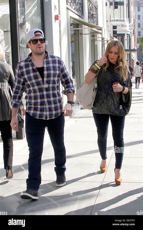 Mike Comrie And Hilary Duff Hilary Duff Shows Off Her Growing Baby Bump