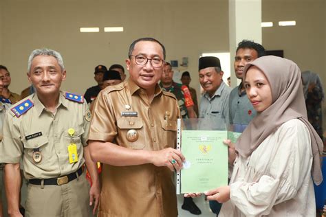 Warga Pulau Hiri Terima Sertifikat Tanah Program Ptsl