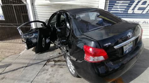 Mujer resulta herida tras impactarse automóvil contra camioneta en