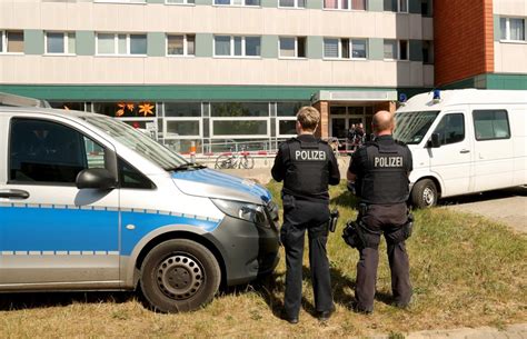 Rostock Polizei Schie T Auf Angreifer Mit Messer