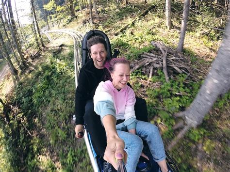 Tobogán de verano rodelbahn con muchas curvas en una montaña montaña