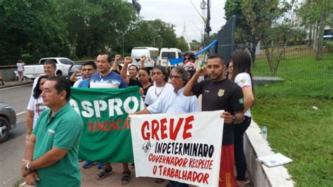 Professores voltam a protestar em frente à sede do governo