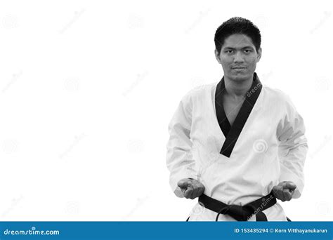 Homme Du Taekwondo De Ceinture Noire D Isolement Sur Le Blanc Photo