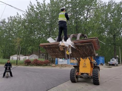 暖心！电缆垂落成“拦路虎”， 辅警站在叉车上化身“托举哥”！我苏网