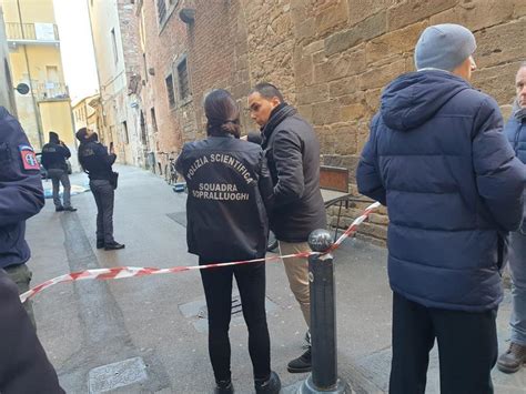 Lucca Si Toglie La Vita A 25 Anni Gettandosi Dalla Torre Guinigi Il