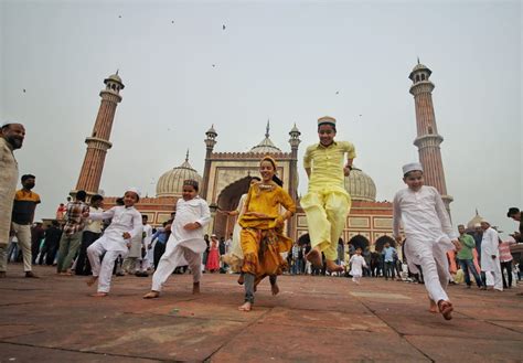 देश भर में आज मनाया जा रहा ईद का त्योहार दिल्ली की जामा मस्जिद में पढ़ी गई नमाज तस्वीरों में