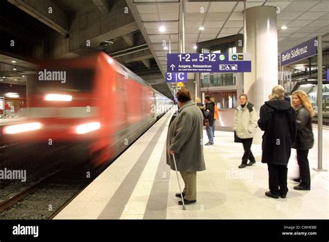 Mujer De Los 50 En Una Plataforma De Tren Fotografías E Imágenes De Alta Resolución Alamy