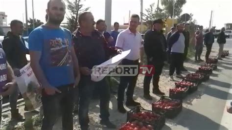 Report TV Fermerët e Lushnjes dalin sërish në protestë Qeveria të