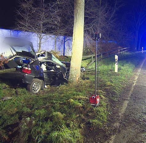 Schwerer Unfall Jahre Alter Beifahrer Stirbt Welt