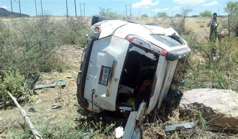 Pareja Resulta Con Lesiones Leves En Volcadura En Carretera Vía Corta A