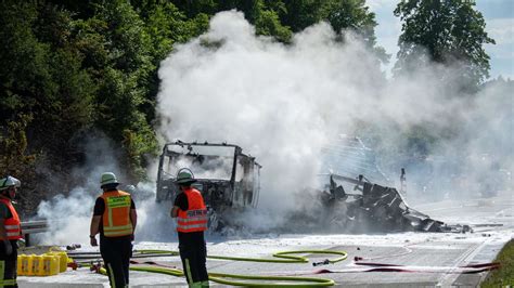 Lkw brennt auf Autobahn im Vogelsberg Feuer greift auf Böschung über