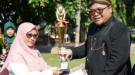 Peringati Hari Pendidikan Pemkab Rembang Serahkan Penghargaan