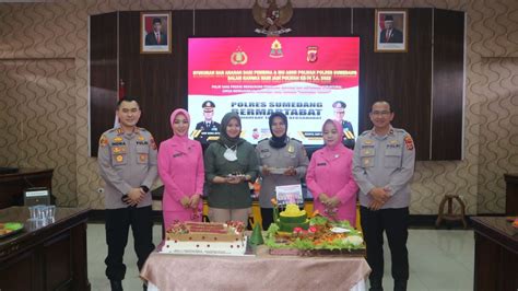 Polres Sumedang Bikin Tumpeng Dalam Rangka Syukuran HUT Polwan Ke 74