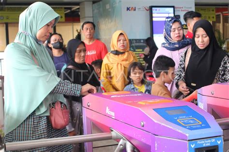 Kenaikan Penumpang LRT Jabodebek Selama Libur Natal 2023 ANTARA Foto