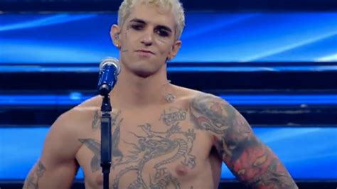 Achille Lauro Look Sanremo 2022 Irriverente E Nudo Sul Palco Dell