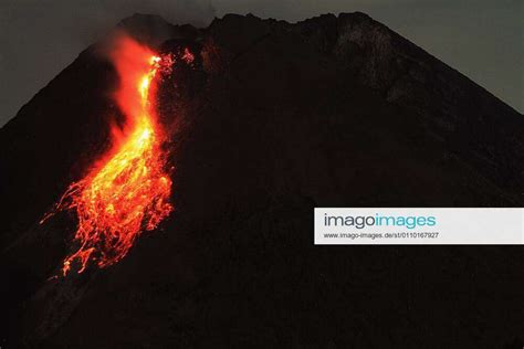 Merapi Volcano On Indonesia S Java Island Spews Hot Lava Mount Merapi