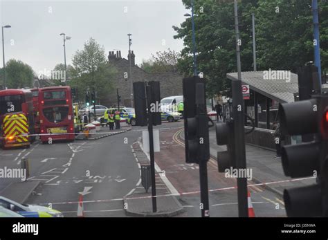 Lhomme Frappé Par Bus à Walthamstow Central Station Est Précipité En