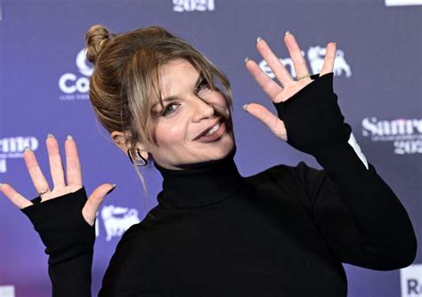 Alessandra Amoroso Si Racconta Travolta Dallodio Social Per Un Autografo Negato