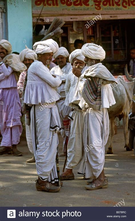 Anjar Rabari men in traditional costume . Gujarat | Artistas, Fotos ...