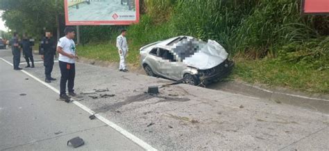 Conductor de sedán muere tras chocar contra un poste en bulevar