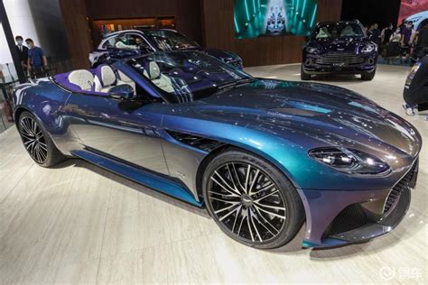 【阿斯顿·马丁dbs2022款dbs Superleggera V12 Volante Q定制幻彩光谱蓝侧前45度车头向右水平汽车图片 汽车