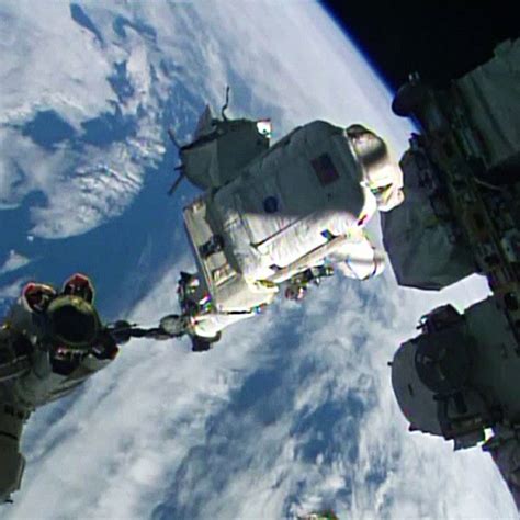 G1 Astronautas Fazem Caminhadas Espaciais Para Fazer Reparos Na ISS