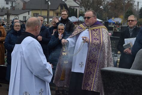 Procesja Na Cmentarzu Parafialnym W Ostro Ce Dzie Wszystkich