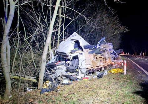 Auto dostawcze zmiażdżone po zderzeniu z ciężarówką Jedna osoba