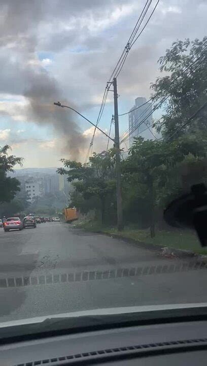 V Deo Nibus Bate Em Poste E Pega Fogo Em Bh Minas Gerais G