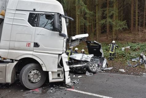 Fünf verletzte Personen nach Frontalcrash auf B101 bei Pockau